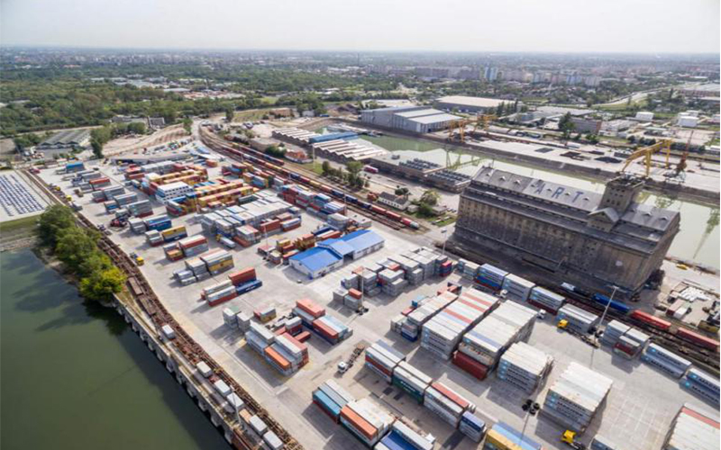 Estación costera de servicio de GNL en Hungría, para barcos y vehículos